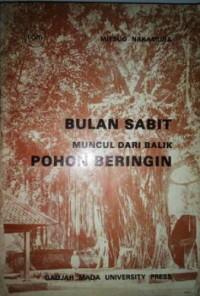 Image of Bulan sabit muncul dari balik pohon beringin